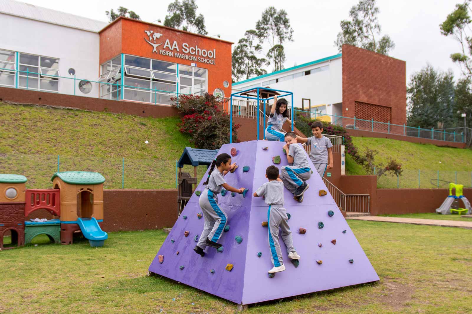 Espacios y diversión en Asian American School